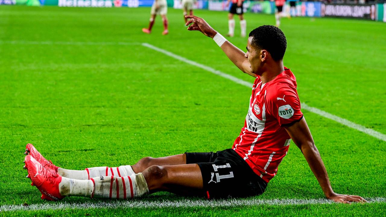 Cody Gakpo zit met een blessure op het veld (Foto: ANP)