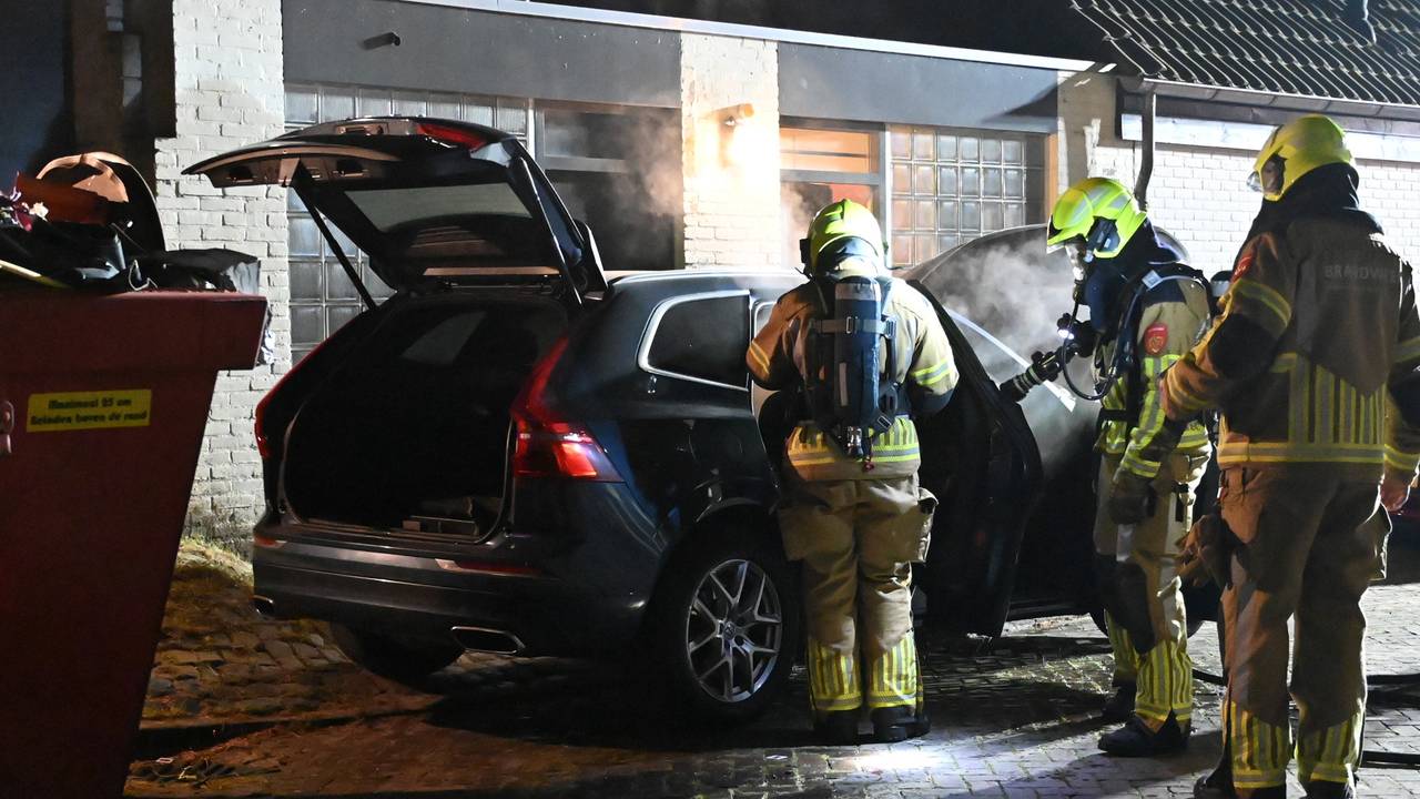 De brandweer bluste de auto aan de Van Schootenstraat in Breda (foto: Perry Roovers/SQ Vision).