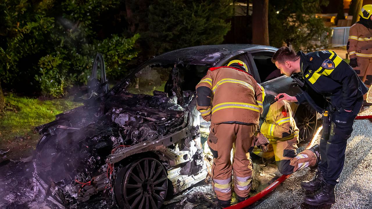 Van de Mercedes-Benz aan het Hunnenpad in Oss bleef weinig over (foto: Gabor Heeres/SQ Vision).