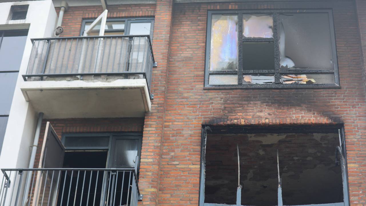 De schade aan de flat aan de Jan van de Capellelaan in Eindhoven is bij daglicht goed te zien (foto: Arno van der Linden/SQ Vision).