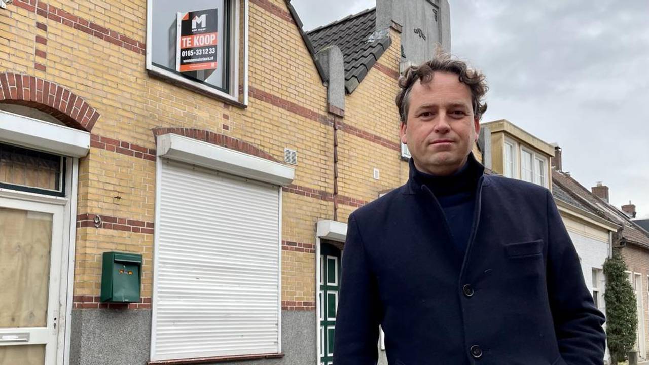 Burgemeester Bernd Roks bij de twee huizen die hij heeft gekocht.