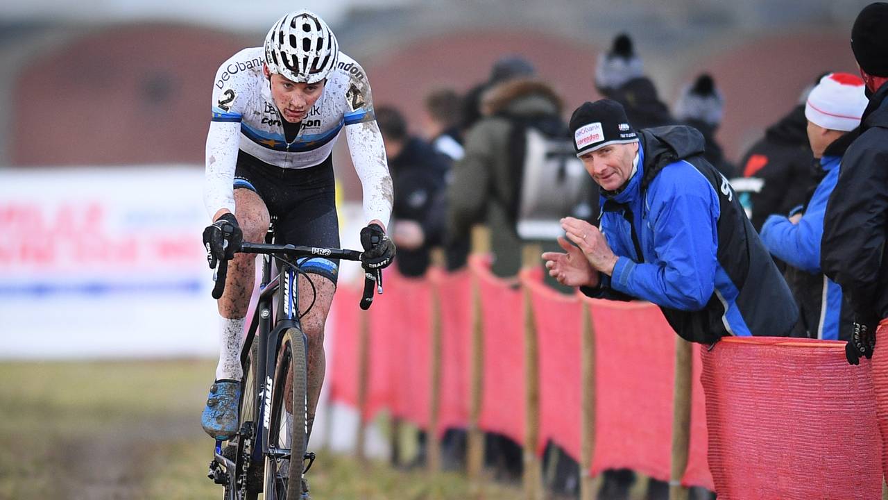 Vader Adrie van der Poel moedigt Mathieu aan in het veldrijden (foto: VI Images).