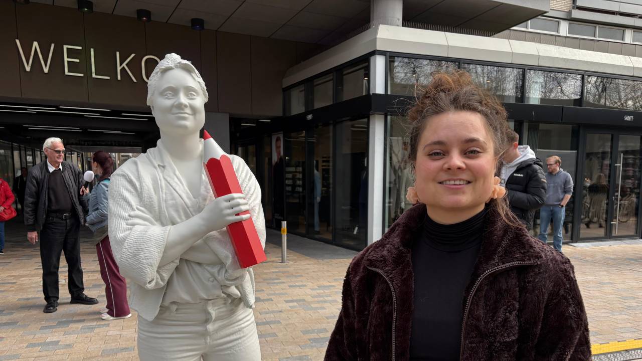 Simone kan het nog bijna niet geloven, ze heeft een standbeeld in Tilburg