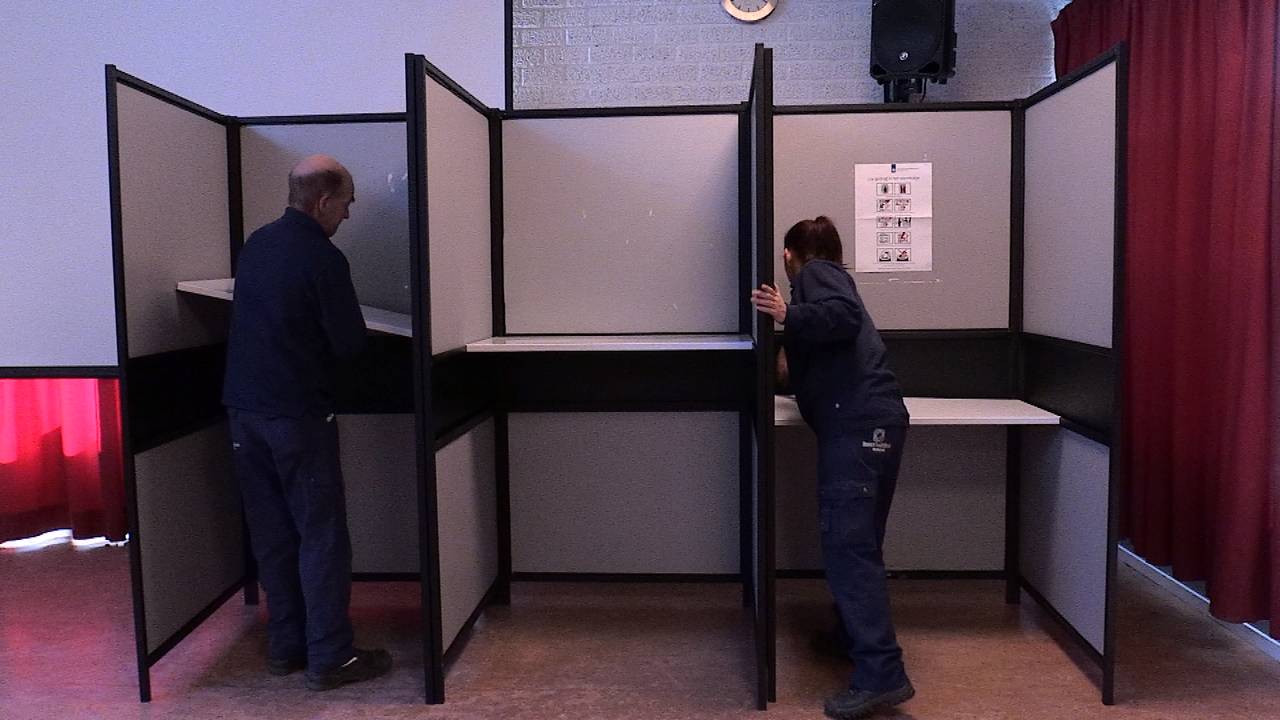 De stemhokjes worden in razendsnel tempo opgebouwd