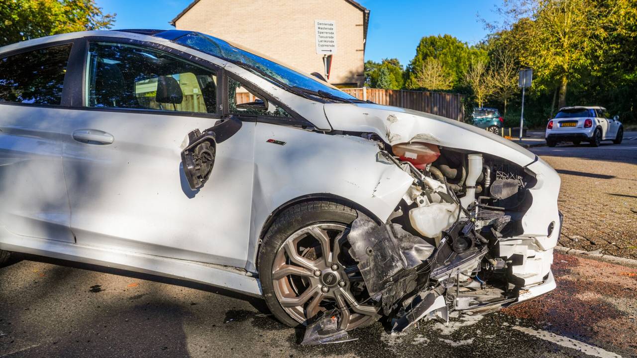 De auto raakte bij het ongeluk in Helmond zwaar beschadigd (foto: Dave Hendriks/SQ Vision).