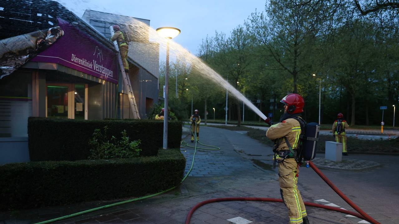 De brandweer blust aan De Ronde in Best (foto: Sander van Gils/SQ Vision).