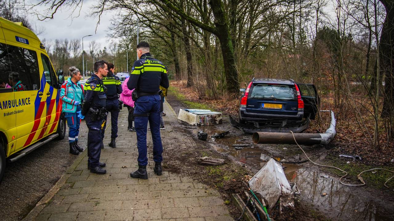 Auto raakt van de weg in Eindhoven (Foto: SQ Vision)