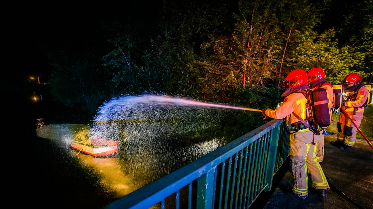 Vanwege de snelle stroming stelde de brandweer zich op bij een brug aan de Van Oldenbarneveltlaan om vanaf daar het vuur te blussen (foto: SQ Vision). 