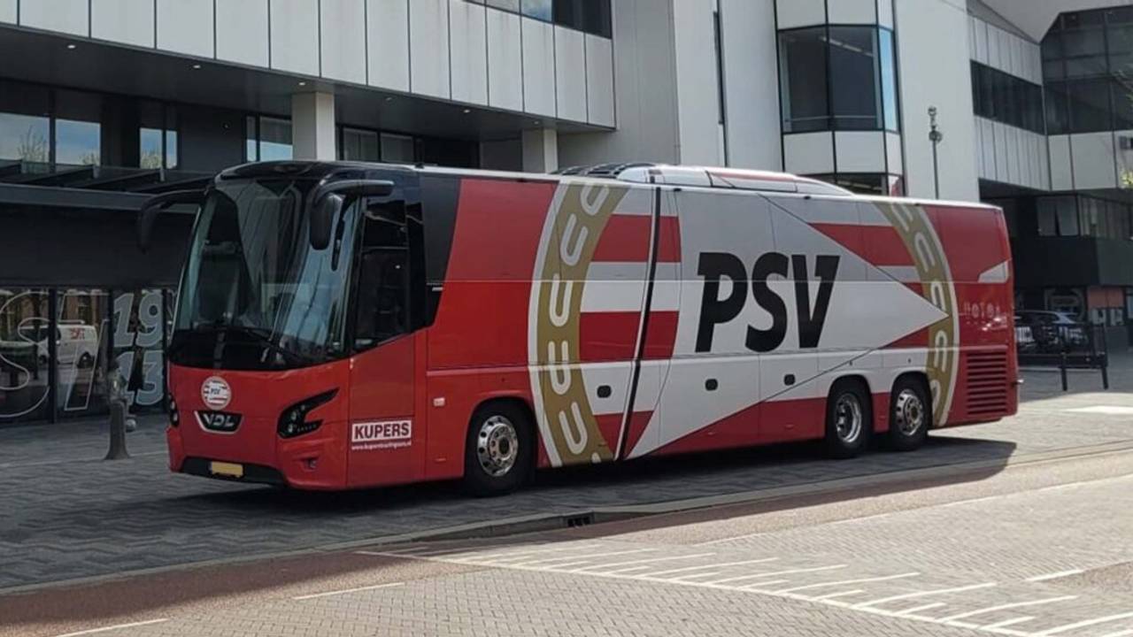 Spelersbus PSV (foto: Kupers touringcars).