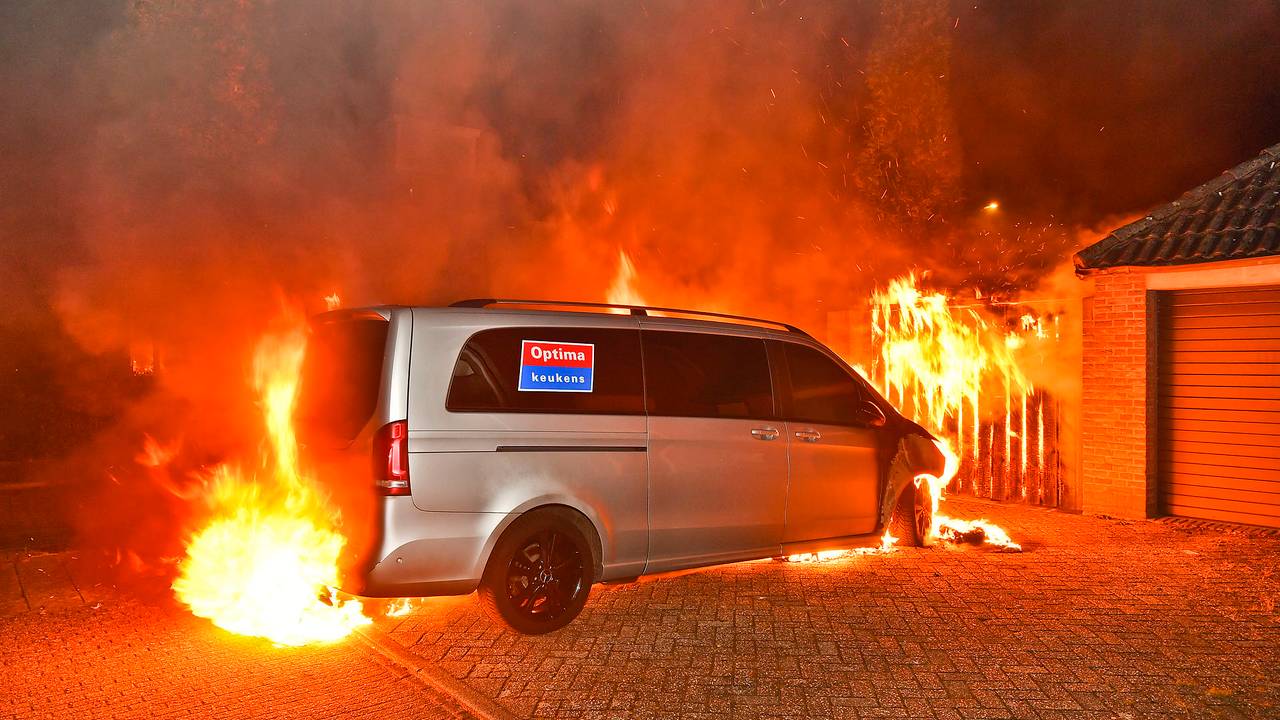 De brand in Dommelen werd rond kwart over een 's nachts ontdekt (foto: Rico Vogels/SQ Vision).