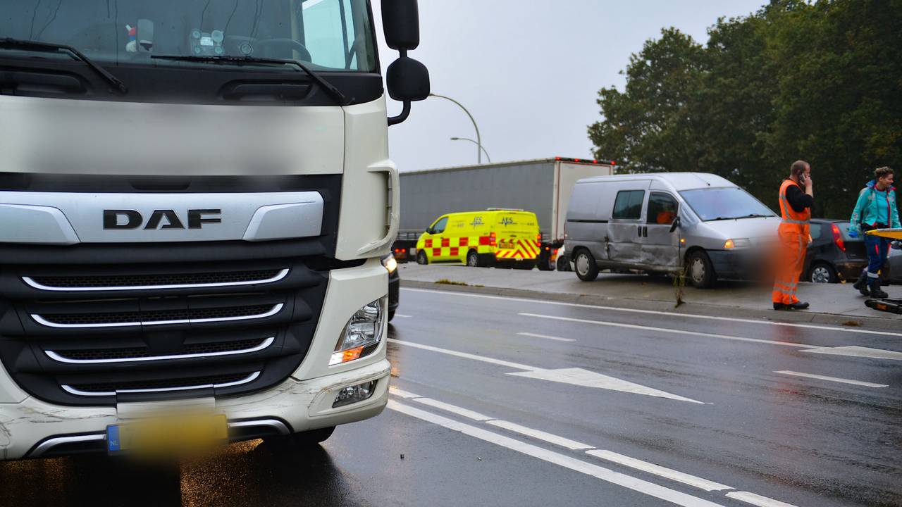 De vrachtwagen en het beschadigde busje (foto: Walter van Bussel/SQ Vision).