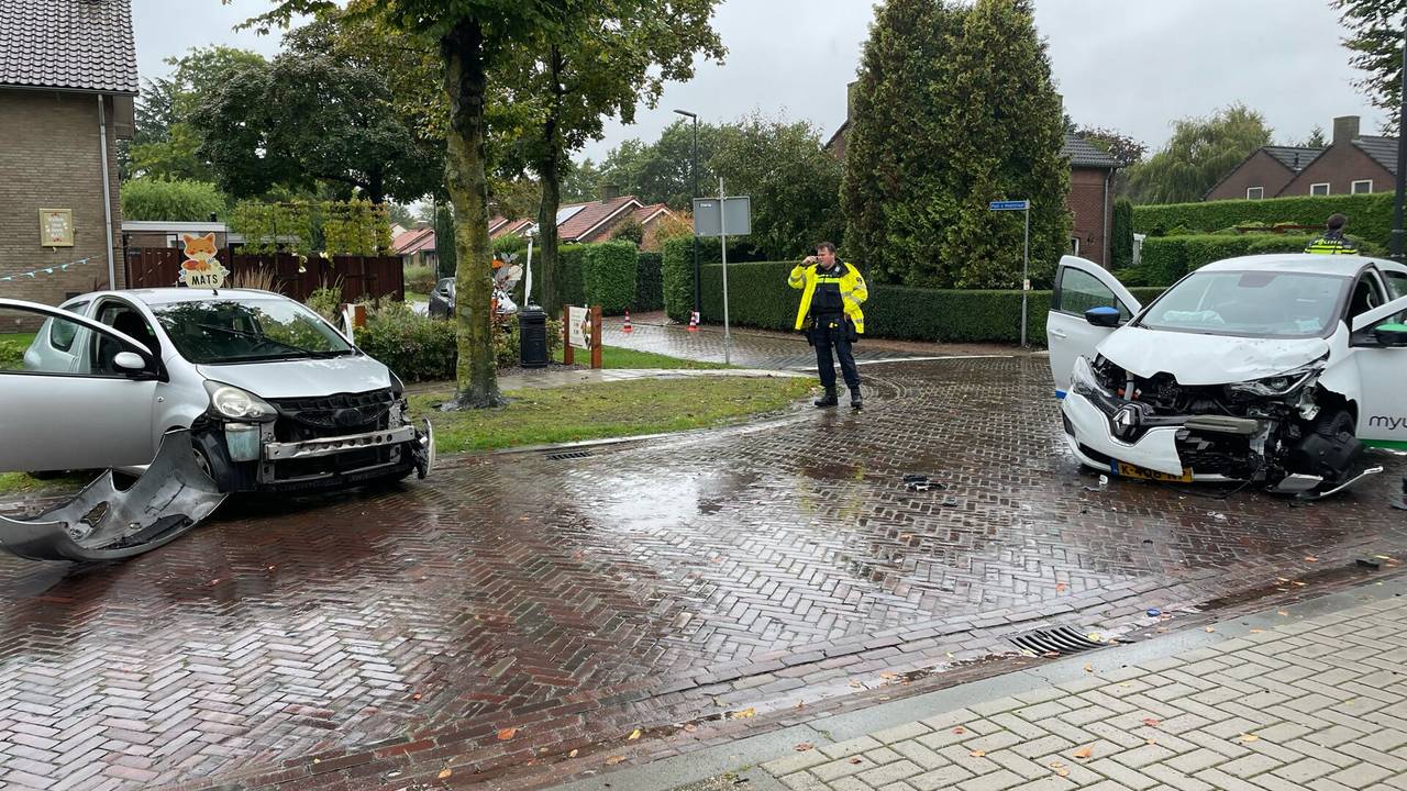 De auto's botsten op elkaar op de  T-splitsing van de Oudedijk met de Pastoor Van Houtstraat in Odiliapeel (foto: Marco van den Broek/SQ Vision).