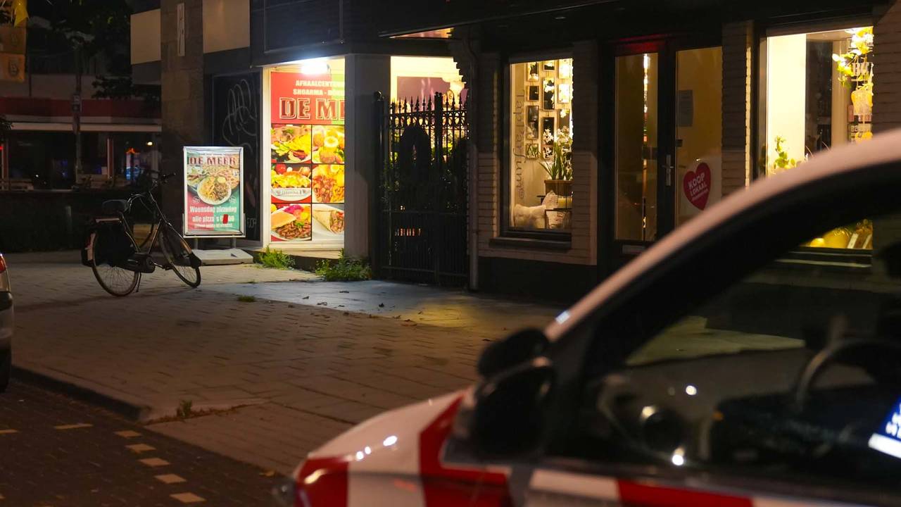 De politie aan de Kanaalstraat in Someren na de melding van de overval (foto: Harrie Grijseels/SQ Vision).