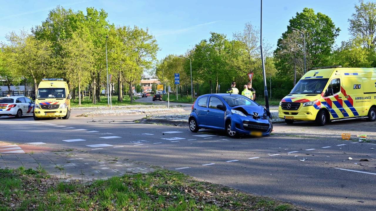 Het ongeluk gebeurde op het kruispunt van de Westerhagelaan en de Elleboog in Breda (foto: Tom van der Put/SQ Vision).