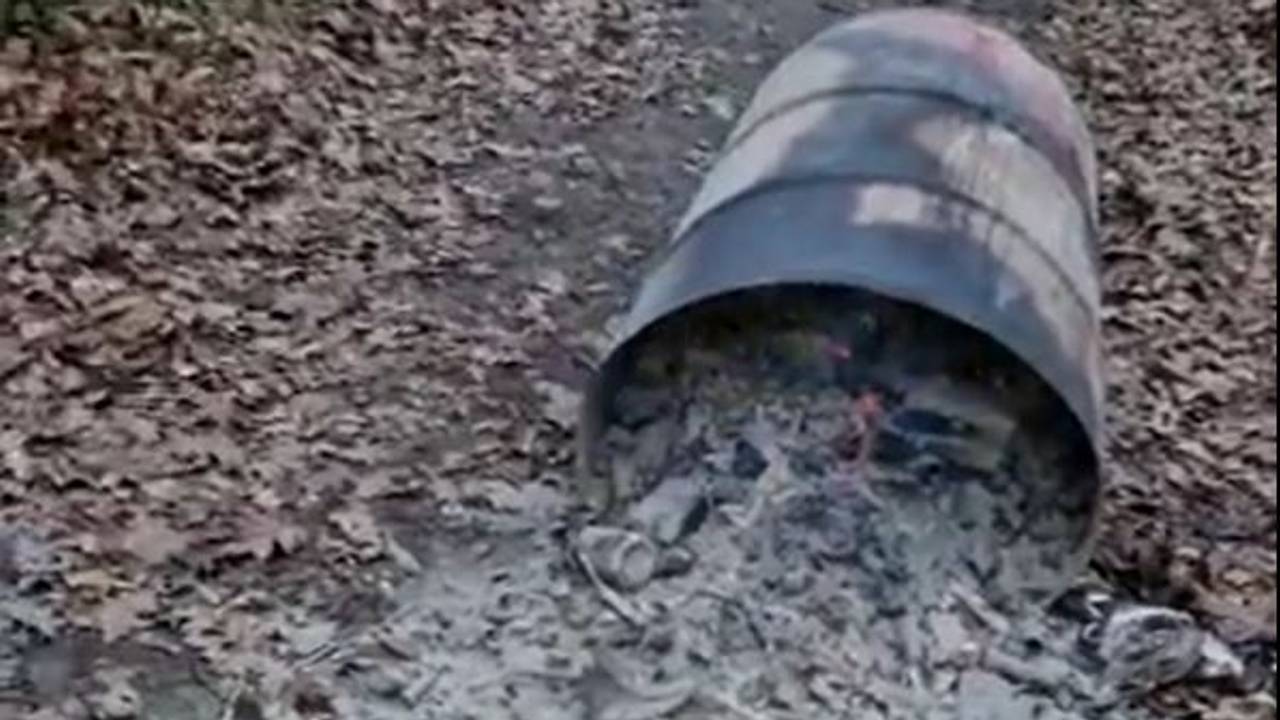 De gedumpte ton met daarin nog brandend vuurwerkafval (Beeld: melder vondst via Twitter Boswachter Erik de Jonge).