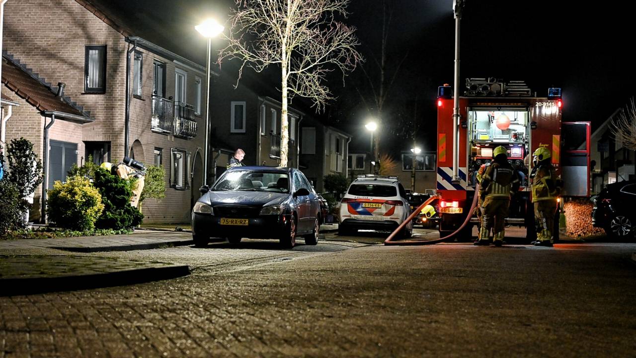 De brandweer bluste de brand aan de straat Bieslook in Oisterwijk (foto: Toby de Kort/SQ Vision).
