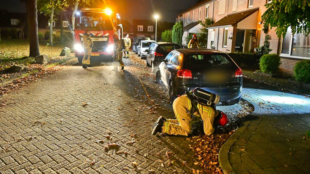 Onder drie banden van de auto aan het Crusaethof in Valkenswaard lagen aanmaakblokjes (foto: Rico Vogels/SQ Vision).