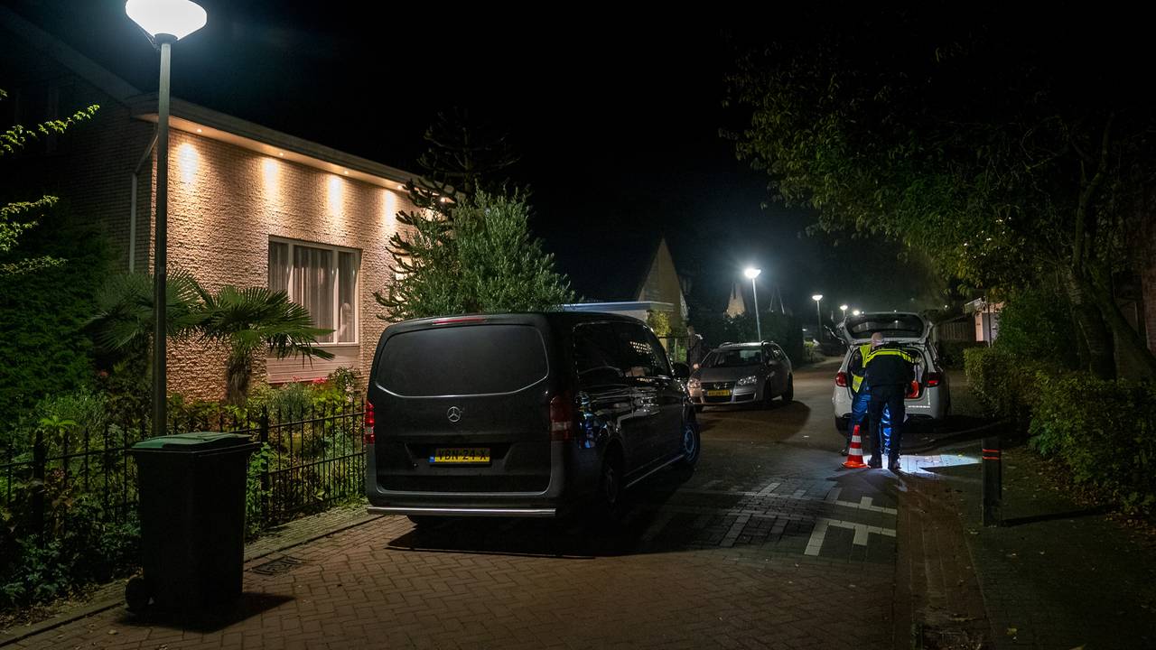 De politie doet onderzoek bij het huis in Den Bosch (foto: Iwan van Dun/SQ Vision).