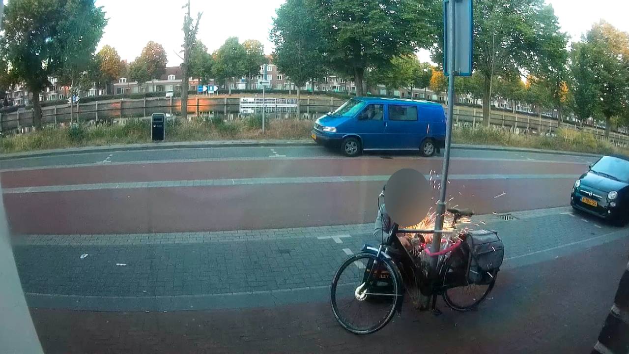 De dief ging met een slijptol aan de gang (beeld uit video).