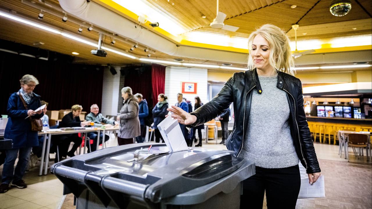 Lilian Marijnissen brengt haar stem uit. (Foto: ANP)