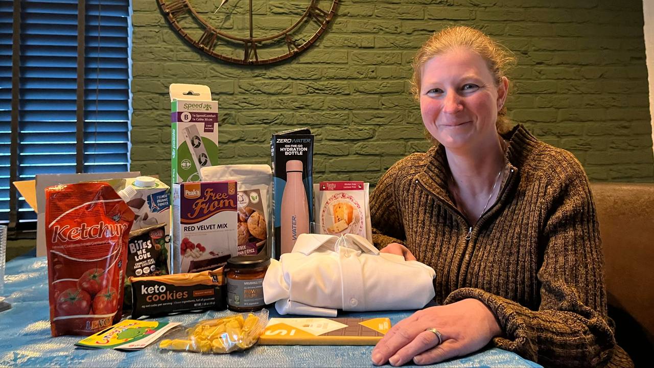 Wilma straalt naast producten die ze verzamelt heeft voor haar pakketten.