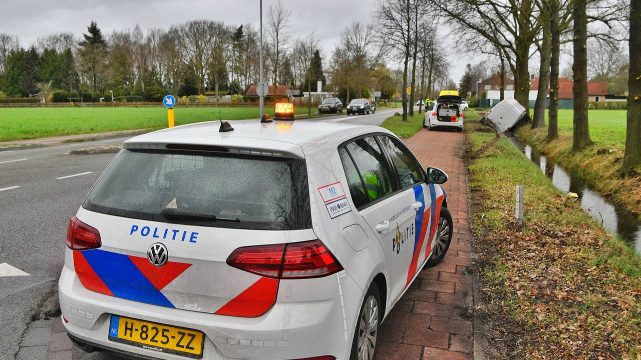 De politie op de plaats van het ongeluk in Valkenswaard (foto: Rico Vogels/SQ Vision).