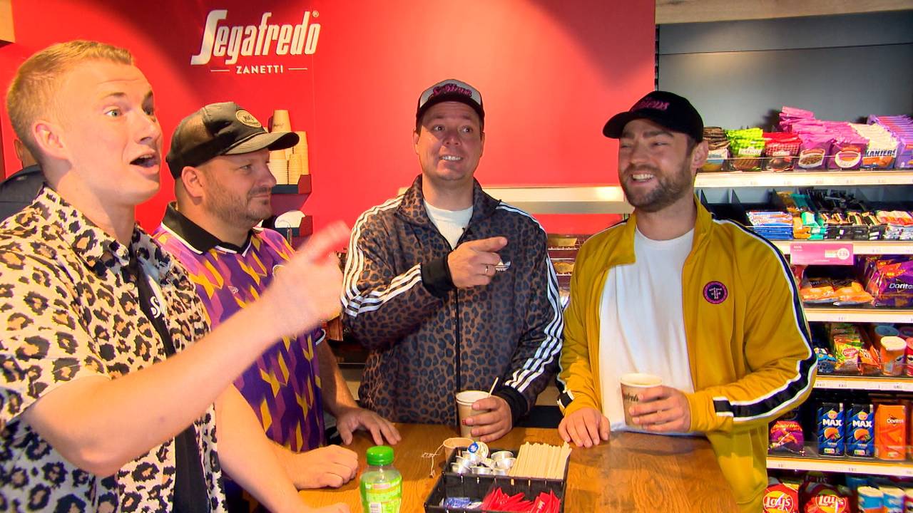 Effe Serieus in een tankstation