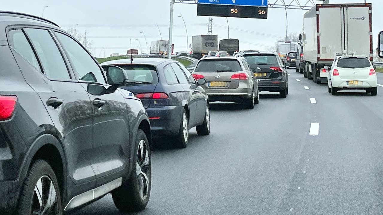 File van ruim een uur op A27 naar Werkendam door ongeluk.
