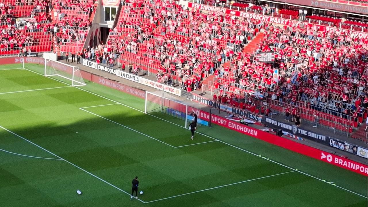 De keepers van PSV starten hun warming-up. (Foto: Leon Voskamp)