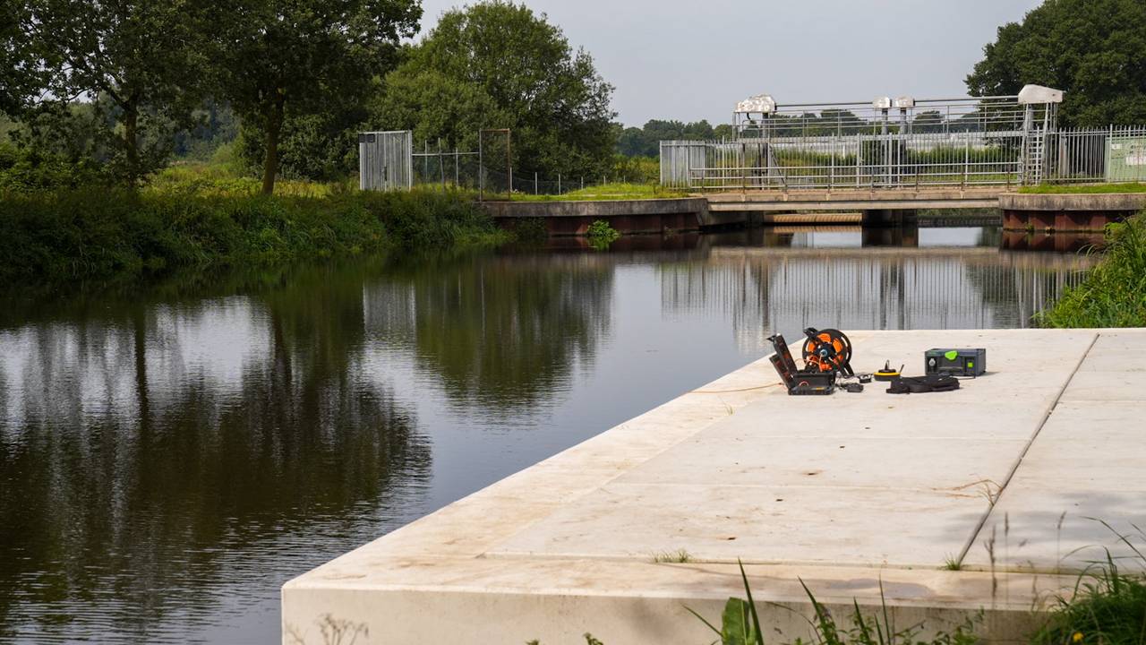 De dode man werd gevonden in het water aan de Pater Eustachiuslaan in Aarle-Rixtel (foto: Harrie Grijseels/SQ Vision).