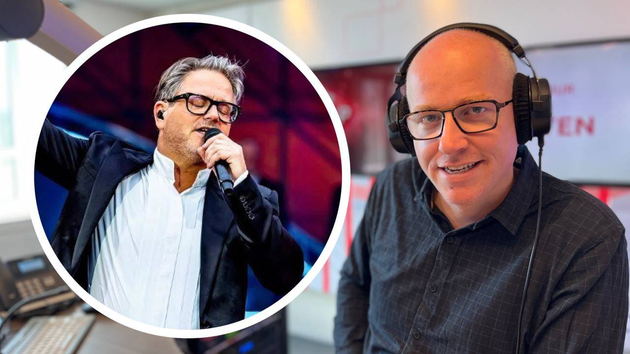 Guus Meeuwis en presentator Maarten Kortlever.