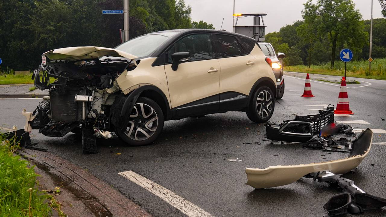 De auto raakte bij de aanrijding in Beek en Donk zwaar beschadigd.