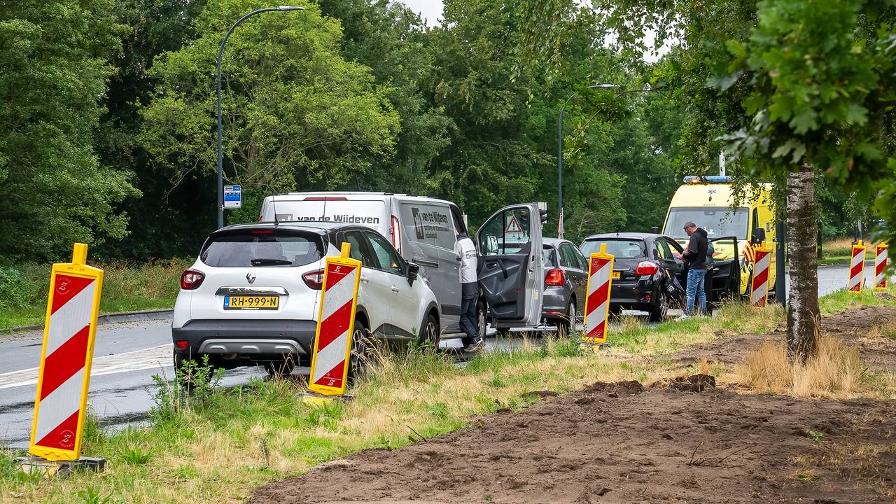 Het ging mis voor een verkeerslicht op de Overlaatweg in Waalwijk (foto: Iwan van Dun/SQ Vision). 