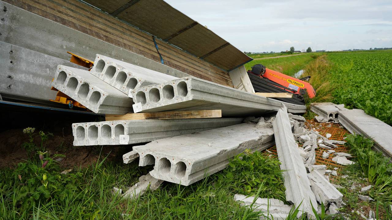 De vrachtwagen die in de sloot terecht kwam (foto: Erik Haverhals / Persbureau Heitink)