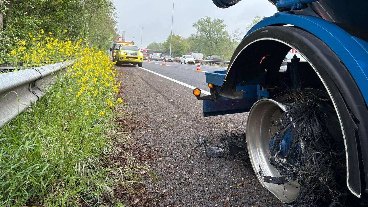 De vrachtwagen heeft een kapotte band (Foto: Rijkswaterstaat).