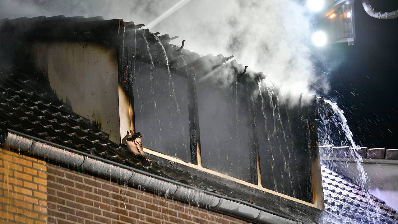 Van de zolder van het huis bleef weinig over (foto: Rico Vogels/SQ Vision).