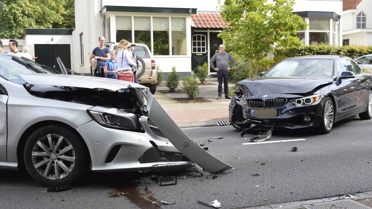 Twee auto's reden frontaal tegen elkaar aan. (Foto: Perry Roovers/SQ Vision)