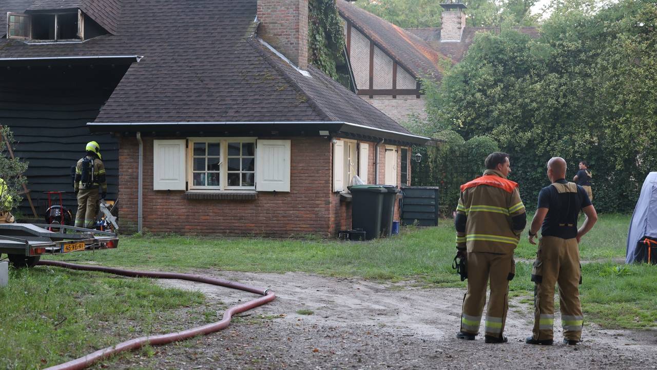 Het vuur woedde in een vrijstaand huis aan de Boxtelseweg in Vught (foto: Sander van Gils/SQ Vision).