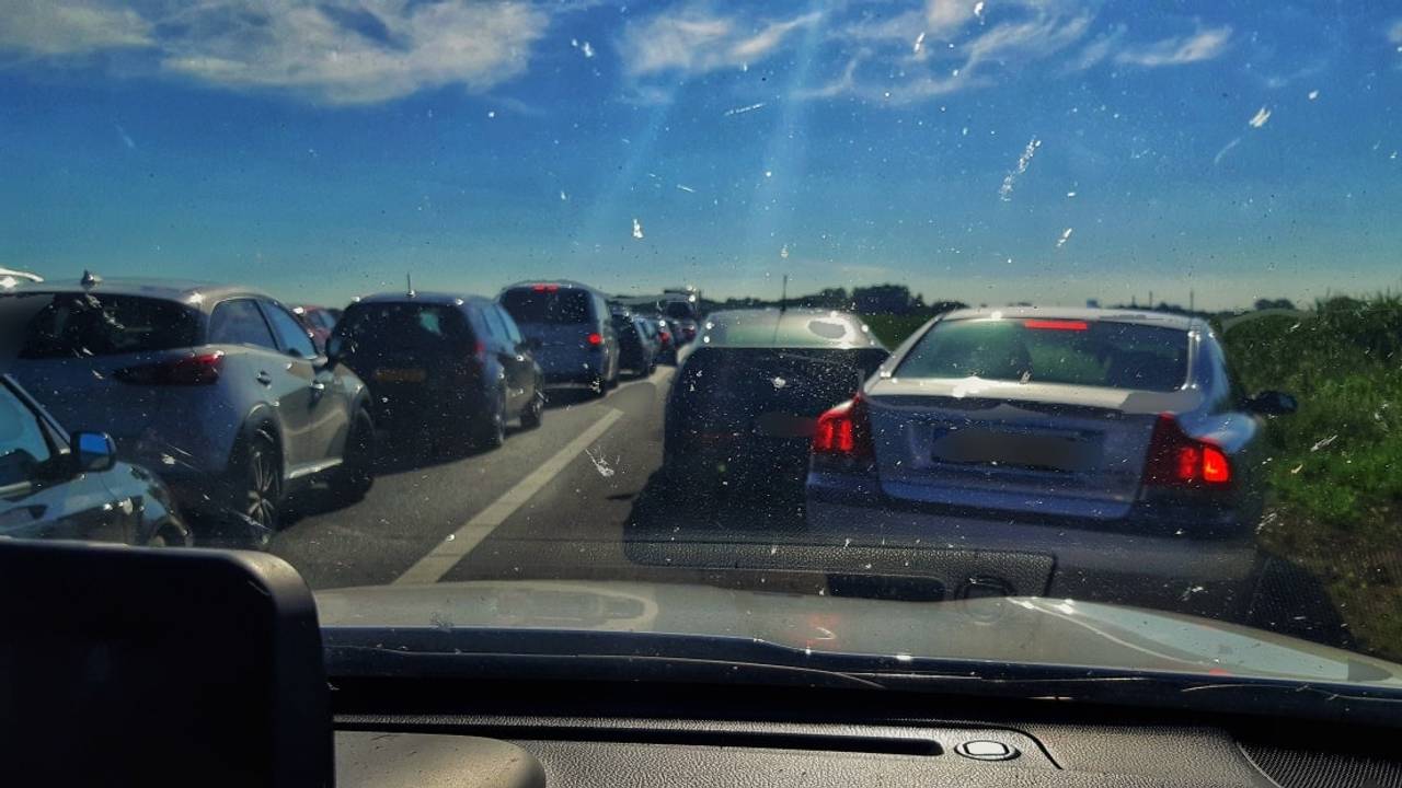 Verschillende auto's blokkeerden de doorgang op de A59 (foto: Facebook politie gemeente Waalwijk).