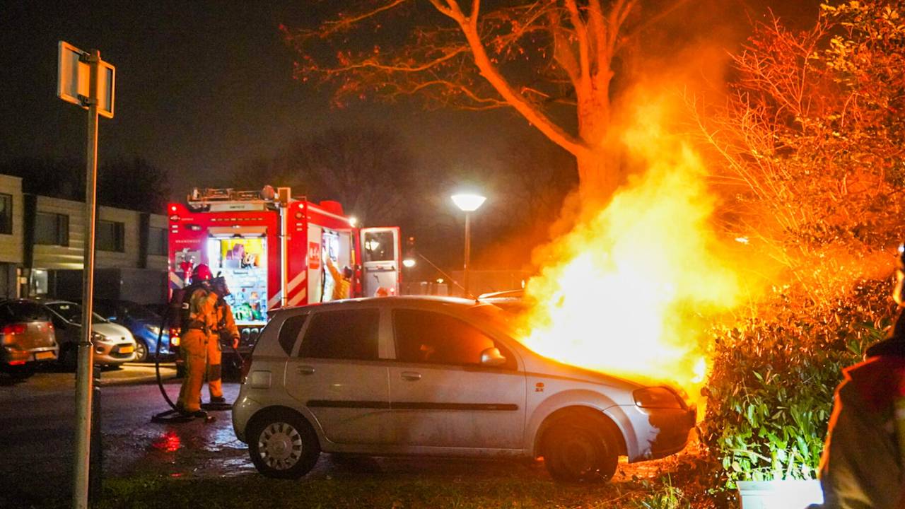 De autobrand aan de Roelantlaan (foto: Dave Hendriks /SQ Vision).