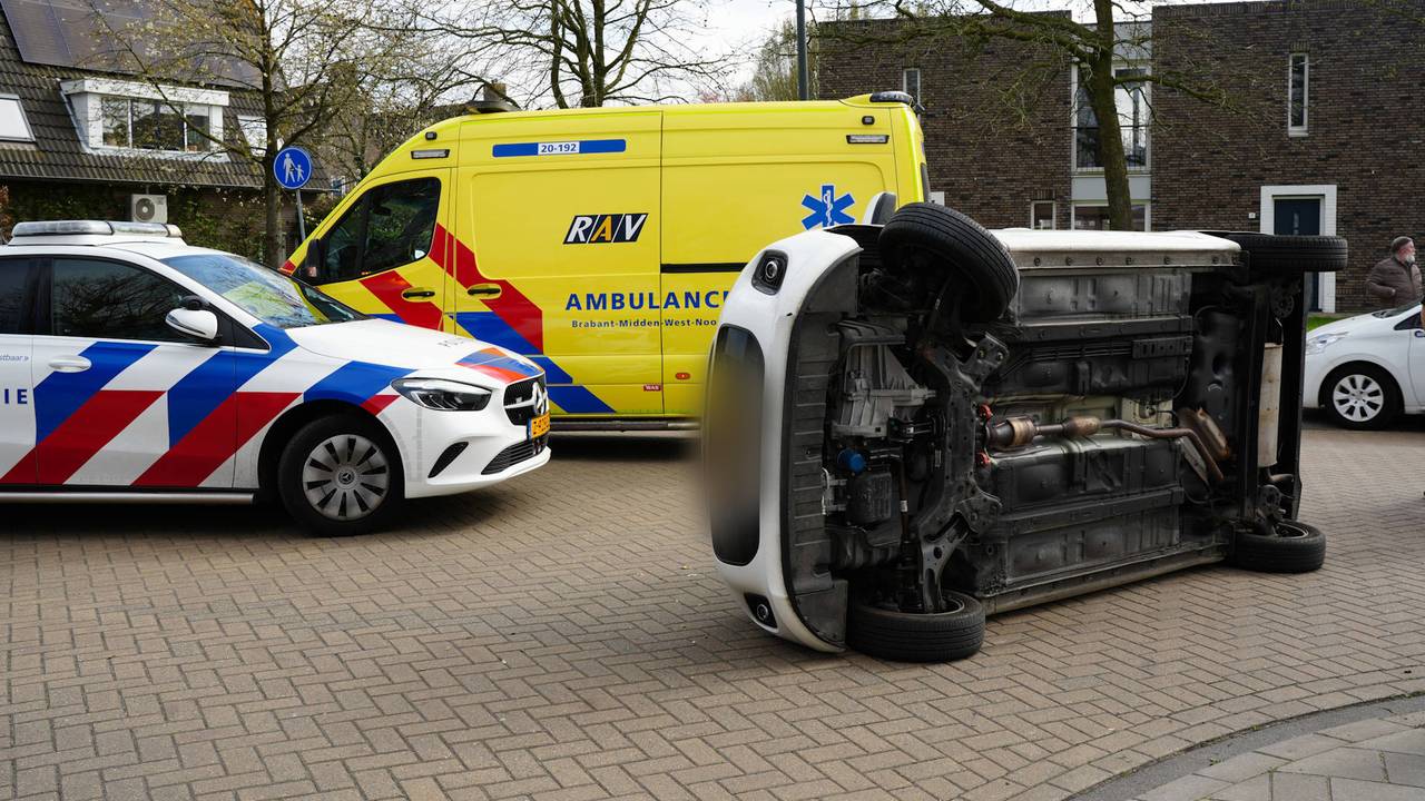 Vrouw met auto op haar kant (foto: Erik Haverhals/Persbureau Heitink). 