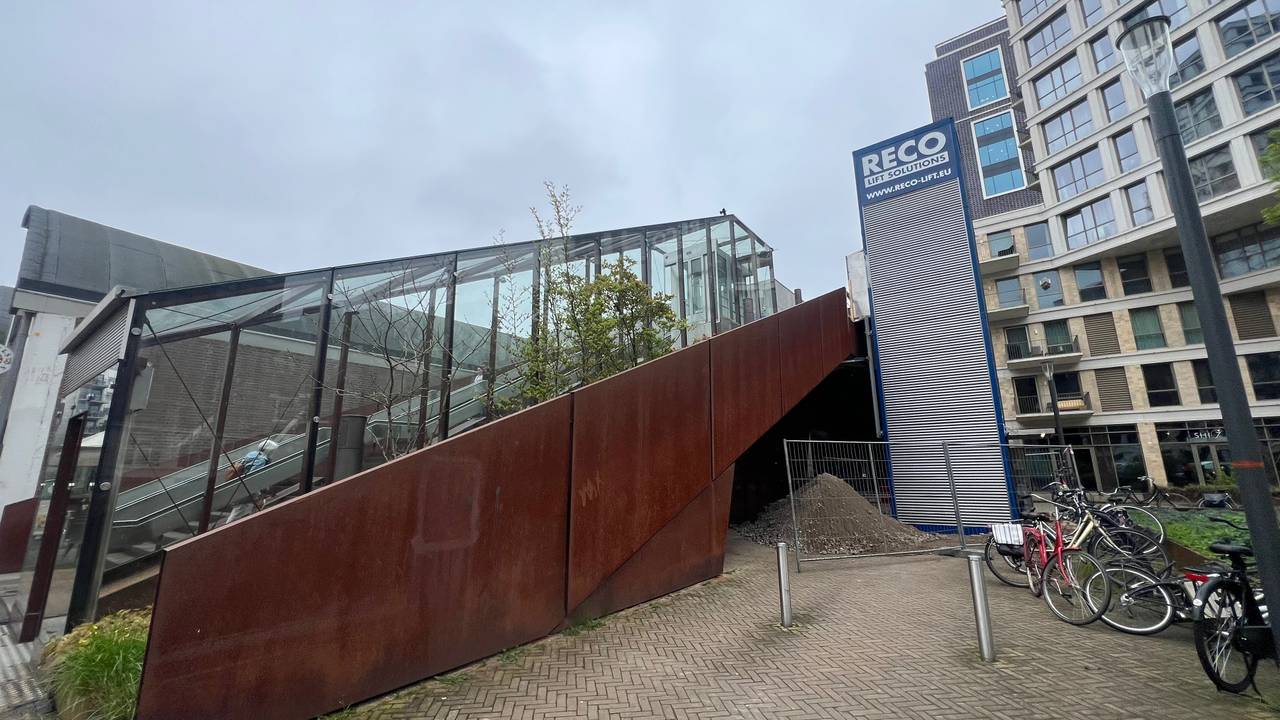 Tijdelijke noodliften bij de Paleisbrug in Den Bosch (foto: Megan Hanegraaf).
