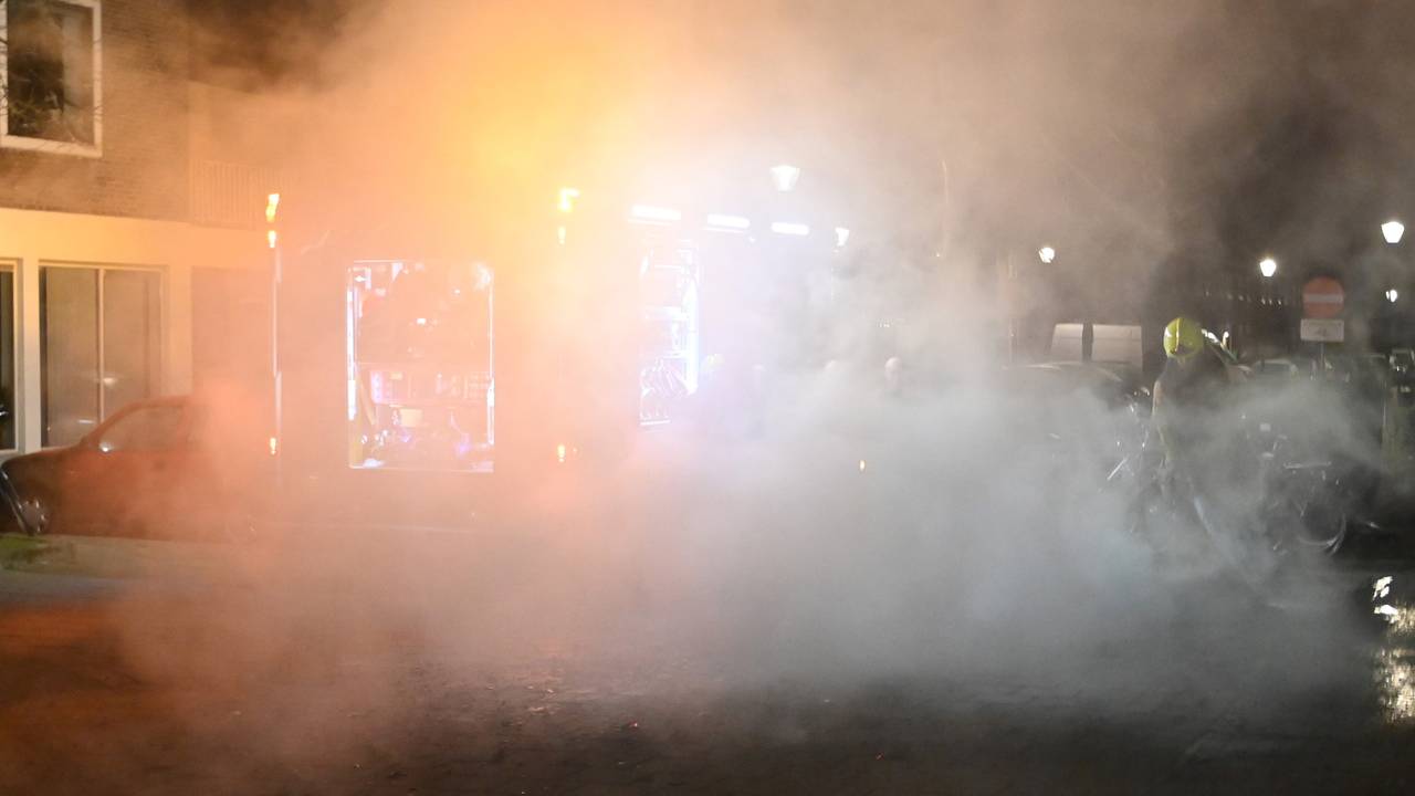 Bij het blussen van de brandende rolcontainer ontstond veel rook (foto: Perry Roovers/SQ Vision).