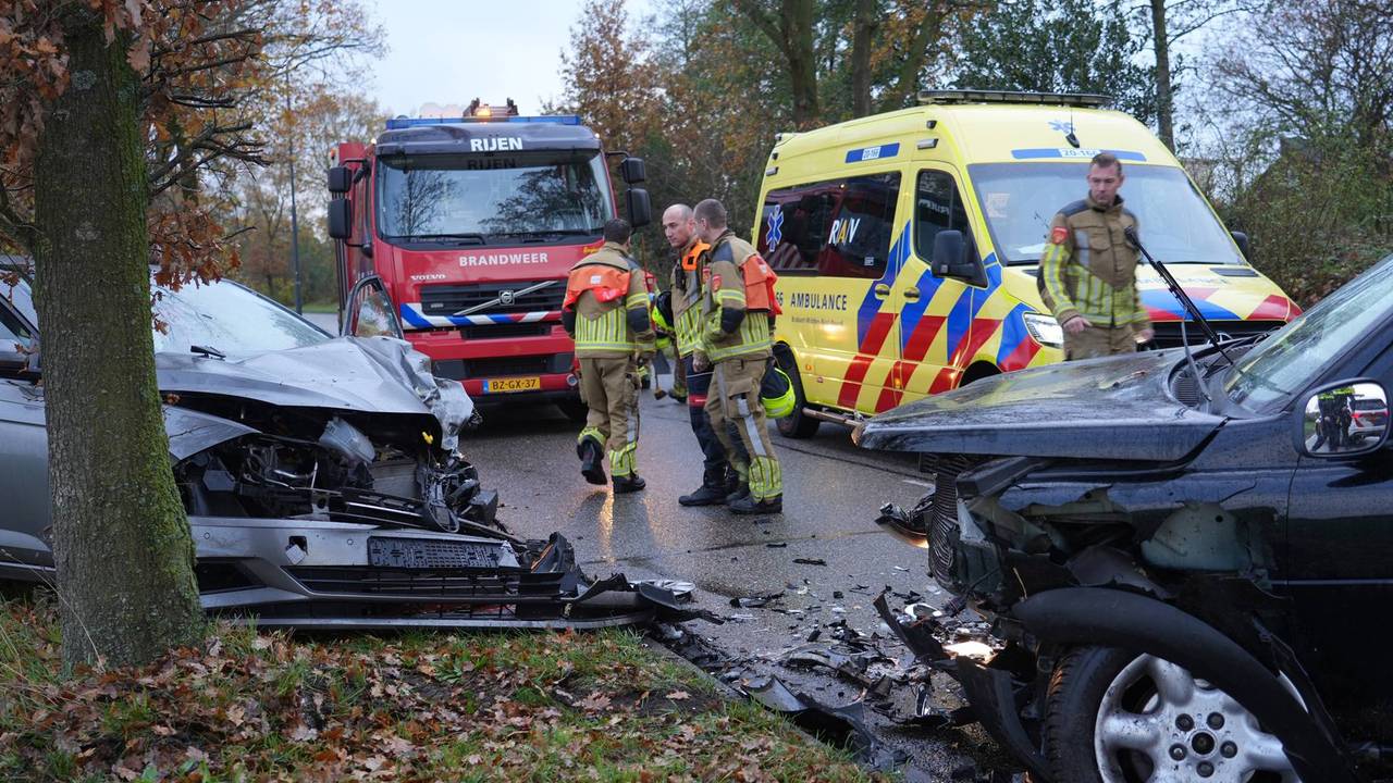 Twee bestuurders gewond na aanrijding in Rijen (foto: Jeroen Stuve / Persbureau Heitink).