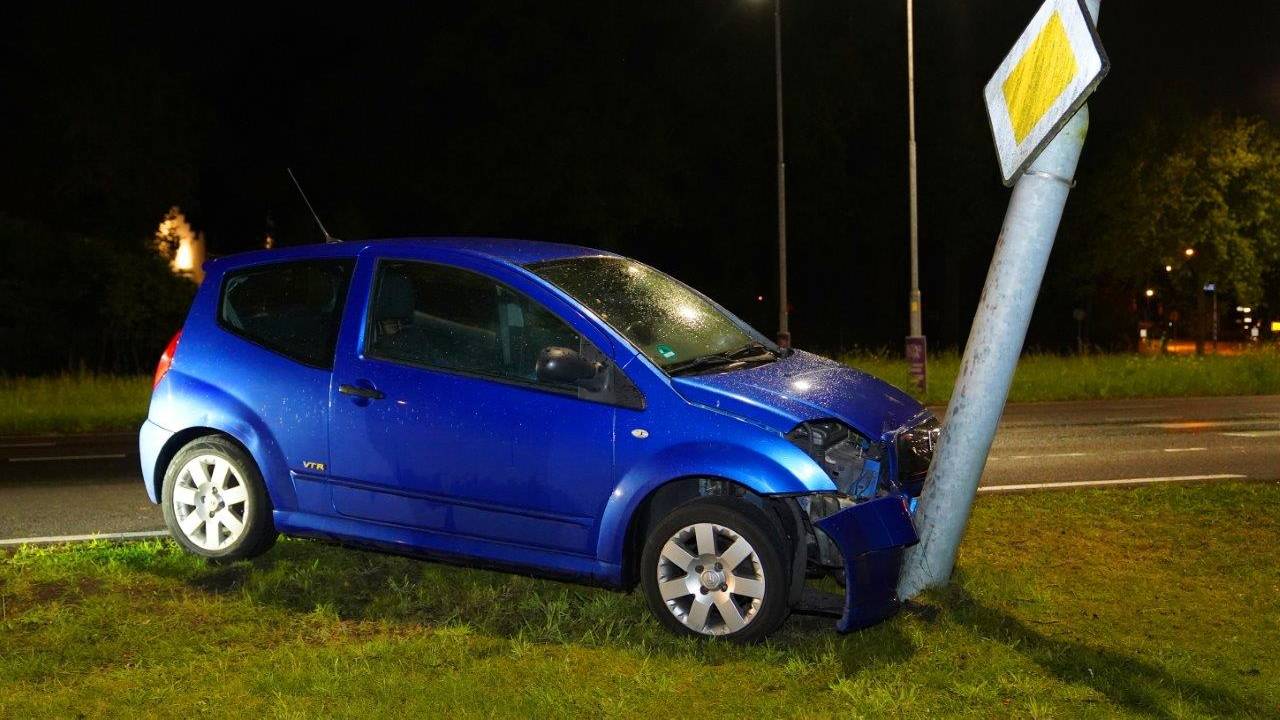 De bestuurder van de auto bleek onder invloed (foto: Bart Meesters).