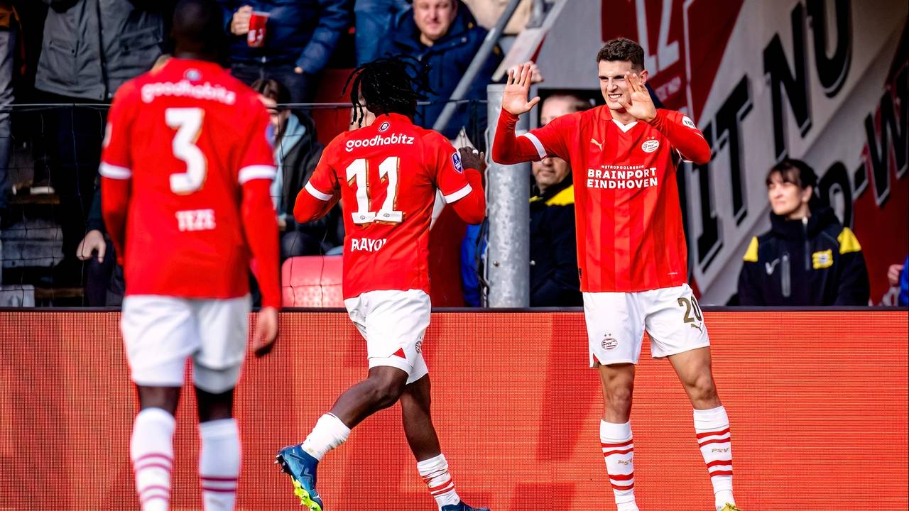 Guus Til viert zijn doelpunt (foto: Marcel van Dorst).