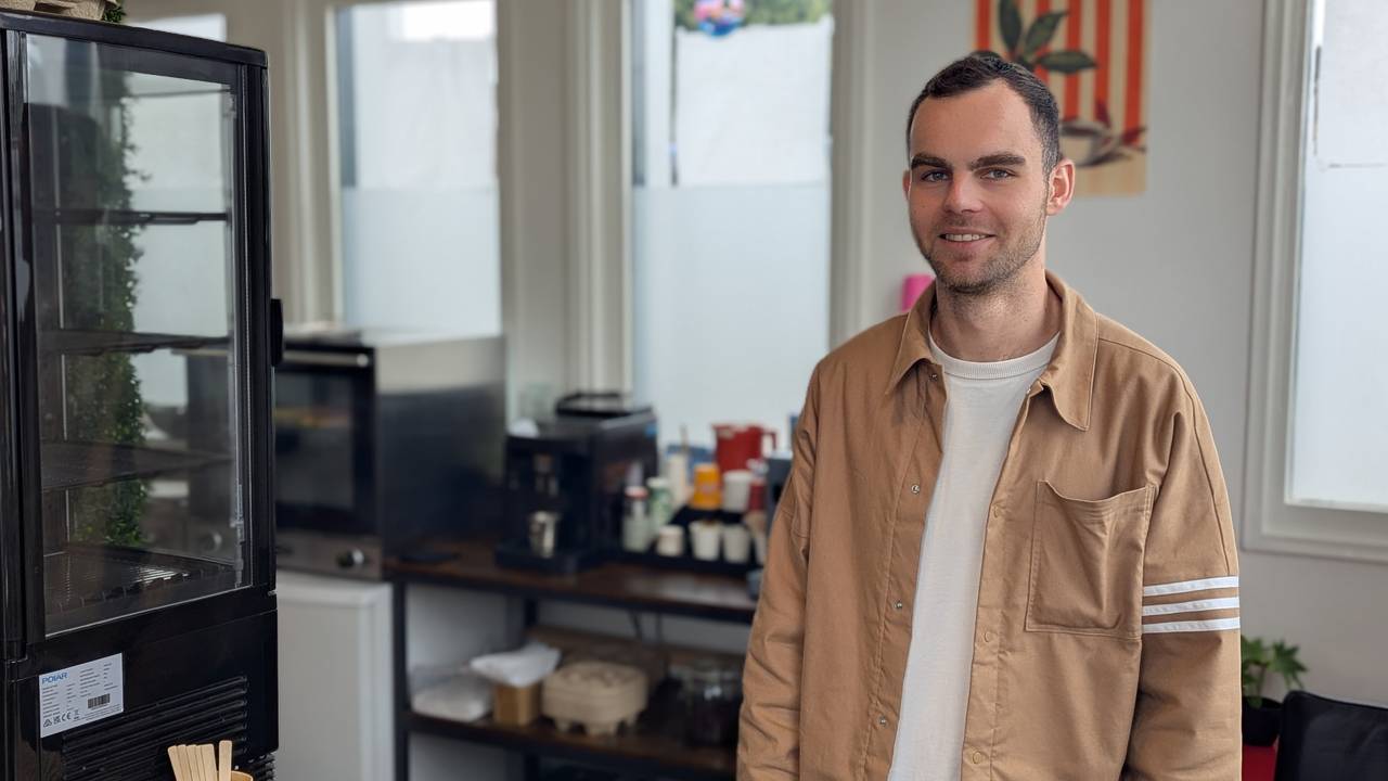 Mika in zijn spoorshop in Cuijk (foto: Ferenc Triki).
