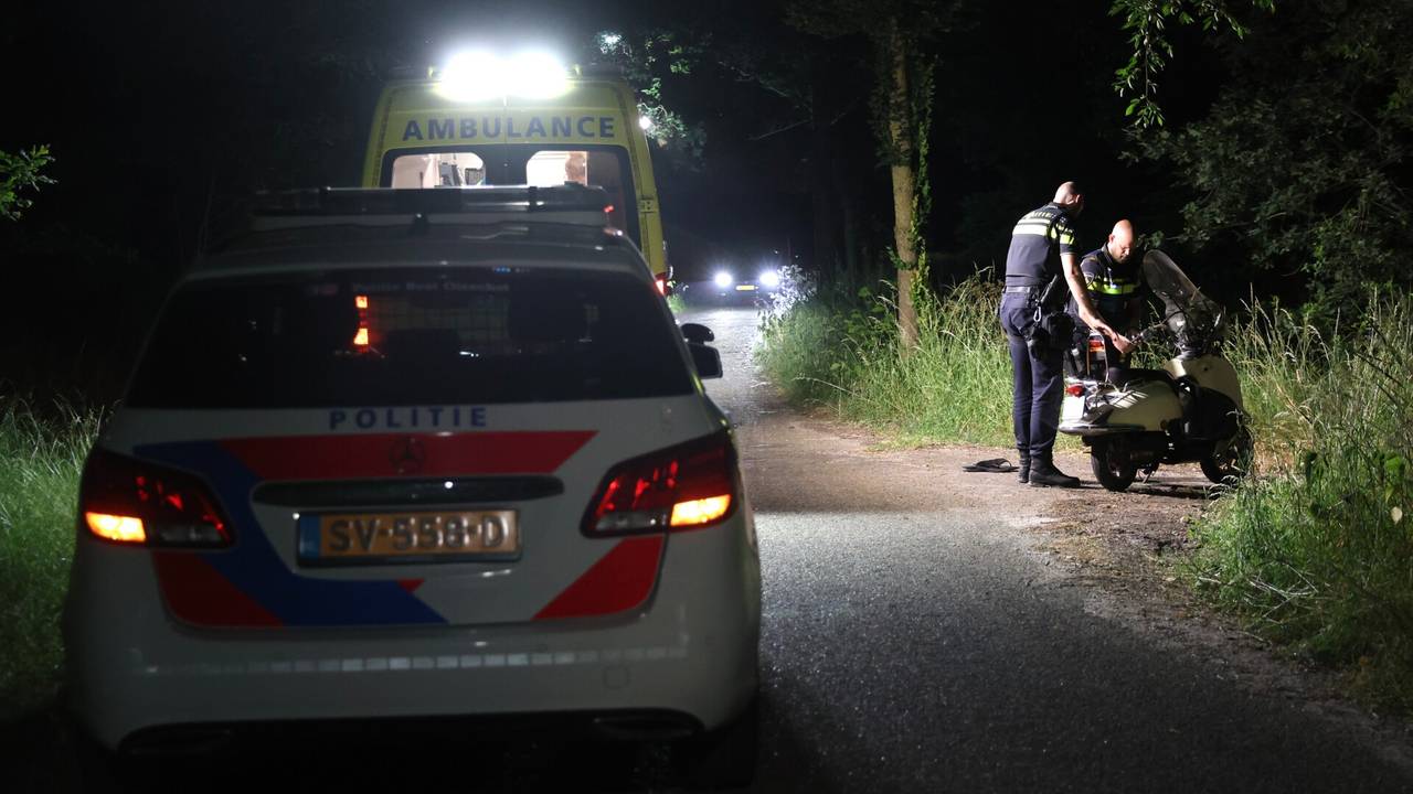 De twee mensen op de Laarakkerweg in Liempde werden aangereden door iemand op een snorscooter (foto: Sander van Gils/SQ Vision).