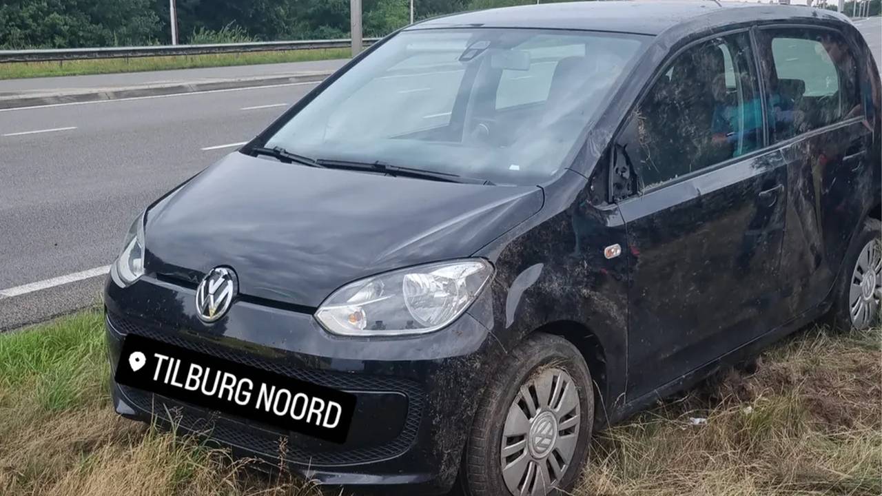 De gekantelde Volkswagen raakte flink beschadigd (foto: Instagram politie_groenebeemden).