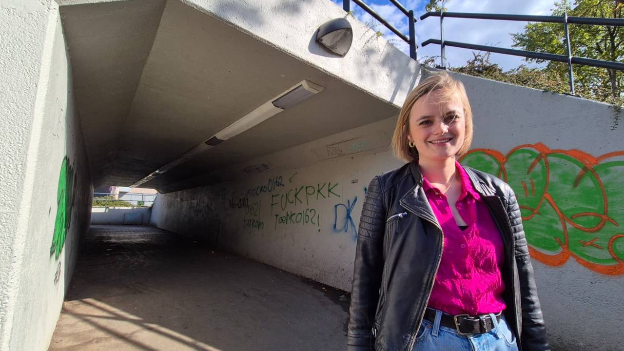 Raadslid Anne Lossez (Gemeentebelangen) voor het fietstunneltje bij het Mgr. Frenckencollege in Oosterhout, één van de plekken die als onveilig wordt ervaren (foto: Niek de Bruijn)